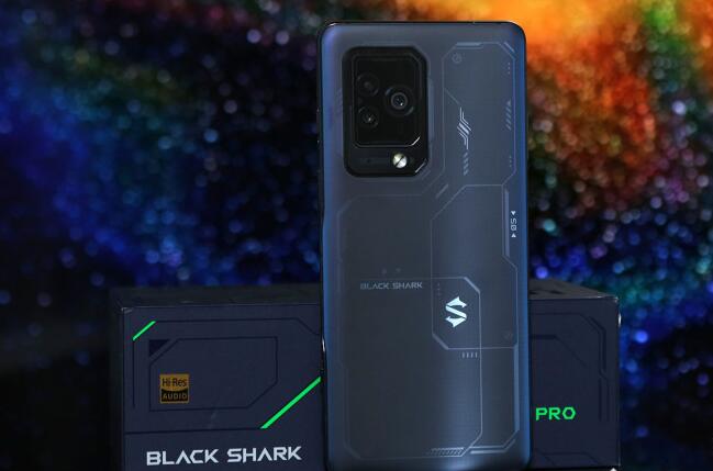黑鲨5 Pro今天开售 12期免息送散热背夹Pro 把SSD塞进手机里！